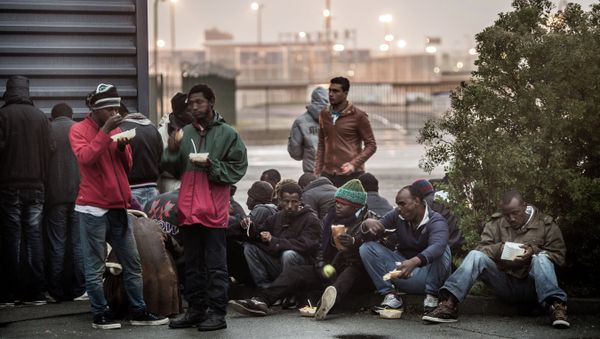 Migrants eat hot meals served by humanitarian organizations in the northeastern French port of Calais on October 29, 2014 Migrants eat hot meals served by humanitarian organizations in the northeastern French port of Calais on October 29, 2014 - Sputnik International