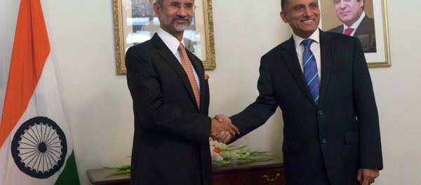 Pakistan's Foreign Secretary Aizaz Ahmad Chaudhry (R) shakes hands with his Indian counterpart Subrahmanyan Jaishankar before their meeting at the Foreign Ministry in Islamabad, March 3, 2015 - Sputnik International