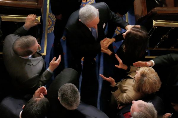 Netanyahu shakes hands with an awed crowd. Netanyahu shakes hands with an awed crowd. - Sputnik International