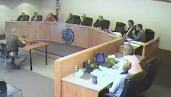 A Sheriff's deputy in Michigan has been reprimanded after being caught on video openly discussing illegal quotas for tickets and arrests during a County Commission meeting. - Sputnik International