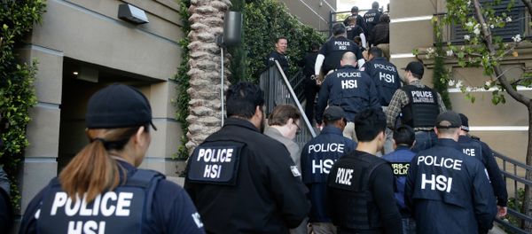 Federal agents enter an upscale apartment complex, Tuesday, March 3, 2015, in Irvine, Calif. - Sputnik International