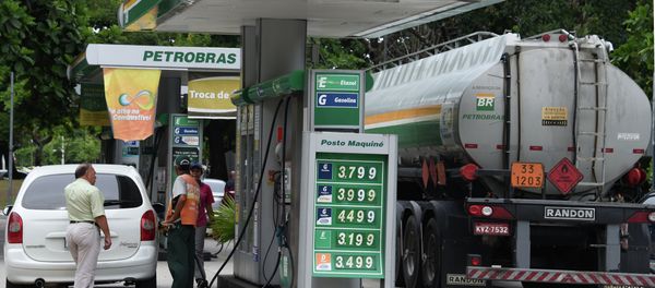 A man fuels up his car at a Petrobras station in downtown Rio de Janeiro A man fuels up his car at a Petrobras station in downtown Rio de Janeiro - Sputnik International
