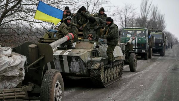 A convoy of Ukrainian armed forces including armoured personnel carriers, military vehicles and cannons prepare to move as they pull back from the Debaltseve region, in Paraskoviyvka, eastern Ukraine, February 26, 2015 A convoy of Ukrainian armed forces including armoured personnel carriers, military vehicles and cannons prepare to move as they pull back from the Debaltseve region, in Paraskoviyvka, eastern Ukraine, February 26, 2015 - Sputnik International