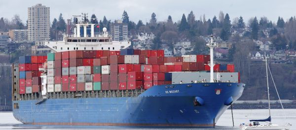 A sailboat moves past the 925-foot long HS Mozart cargo ship in Tacoma, Wash. File photo A sailboat moves past the 925-foot long HS Mozart cargo ship in Tacoma, Wash. File photo - Sputnik International