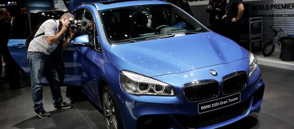 Journalists take pictures of the BMW 220i Gran Tourer during the first press day of the Geneva International Motor Show - Sputnik International