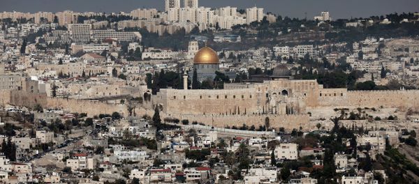 A general view shows the Dome of the Rock (C) and the Al-Aqsa mosques (R) in the Al-Aqsa mosque compound in Jerusalem's old city on November 21, 2014 - Sputnik International