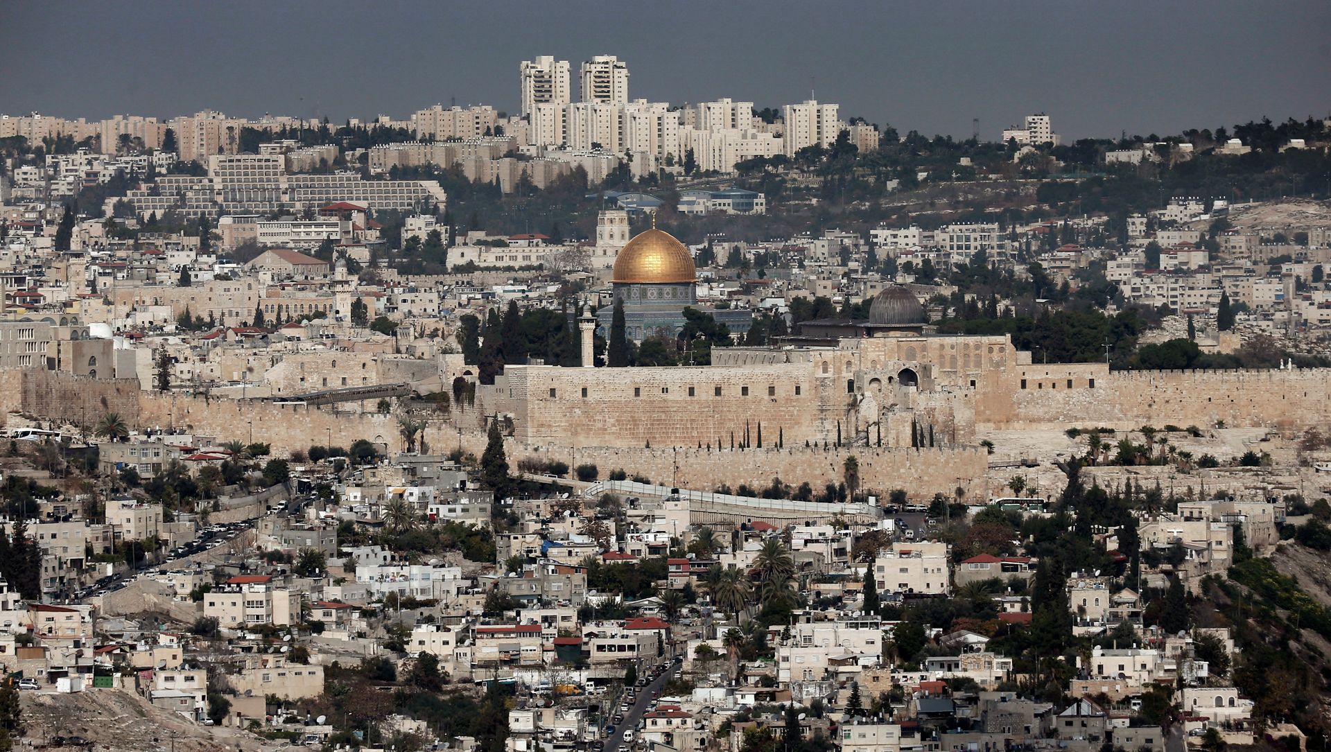 A general view shows the Dome of the Rock (C) and the Al-Aqsa mosques (R) in the Al-Aqsa mosque compound in Jerusalem's old city on November 21, 2014 A general view shows the Dome of the Rock (C) and the Al-Aqsa mosques (R) in the Al-Aqsa mosque compound in Jerusalem's old city on November 21, 2014 - Sputnik International, 1920, 15.05.2021