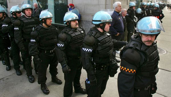 Chicago police, most dressed in riot gear, stage at the corner of Oak Street and Michigan Avenue in downtown Chicago. File photo Chicago police, most dressed in riot gear, stage at the corner of Oak Street and Michigan Avenue in downtown Chicago. File photo - Sputnik International