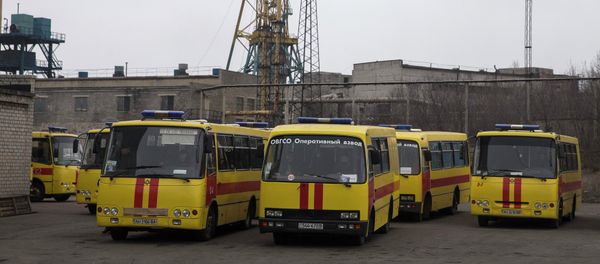 Emergency vehicles are pictured parked outside Zasyadko coal mine in Donetsk March 4, 2015 - Sputnik International