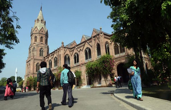 Pakistani students arrive at the government college university in Lahore - Sputnik International