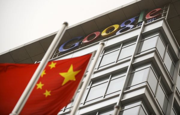 A Chinese flag flies next to the Google company logo outside the Google China headquarters in Beijing on March 22, 2010 - Sputnik International