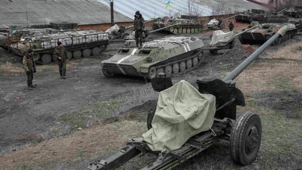 Ukrainian servicemen stand near armoured personnel carriers, military vehicles and cannons at their new position as they pull back from the Horlivka region, near Druzhkivka, eastern Ukraine, February 28, 2015 - Sputnik International