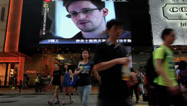 A TV screen at a shopping mall in Hong Kong shows a news report of former CIA employee and NSA whistleblower Edward Snowden. A TV screen at a shopping mall in Hong Kong shows a news report of former CIA employee and NSA whistleblower Edward Snowden. - Sputnik International