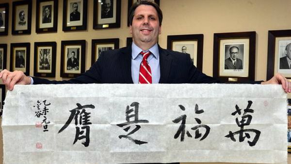 Mark Lippert holding a Happy Lunar New Year's banner - Sputnik International