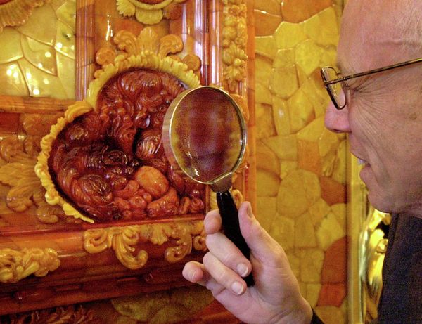 A visitor takes a close look at one of the panels in the reconstructed Amber Room, unveiled in 2003 after 25 years of painstaking work for the 300th birthday celebrations of St. Petersberg. - Sputnik International