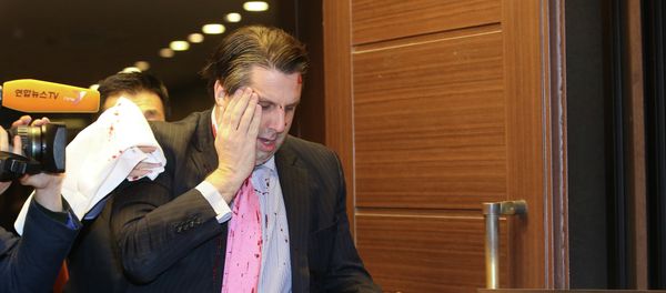 US ambassador to South Korea Mark Lippert (C) covers a wound to his face as he leaves the Sejong Cultural Institute in Seoul on March 5, 2015 US ambassador to South Korea Mark Lippert (C) covers a wound to his face as he leaves the Sejong Cultural Institute in Seoul on March 5, 2015 - Sputnik International