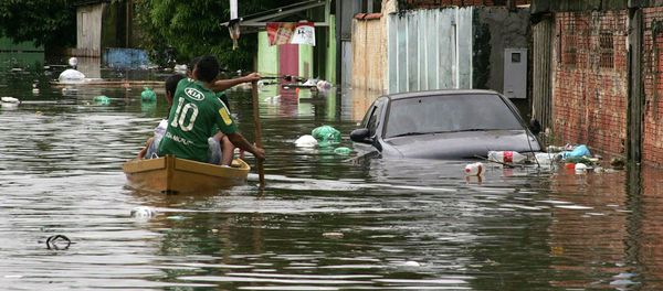 Residents row their boat in a neighbourhood flooded by the Acre river, which continues to rise from weeks of heavy rainfall in the region including northern Bolivia, in Rio Branco, Acre state - Sputnik International