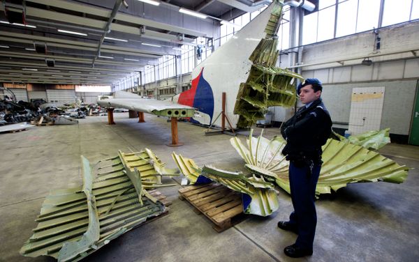 Dutch military police stand next to parts of the wreckage of the Malaysia Airlines Flight 17, displayed in a hangar at Gilze-Rijen airbase, Netherlands, Tuesday, March 3, 2015 Dutch military police stand next to parts of the wreckage of the Malaysia Airlines Flight 17, displayed in a hangar at Gilze-Rijen airbase, Netherlands, Tuesday, March 3, 2015 - Sputnik International