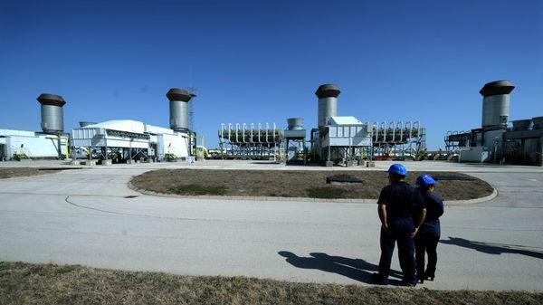 Employees of the state-owned storage and transmission operator Bulgartransgas stand in front of a gas compressor station near the town of Provadia, some 410 kms east of capital Sofia . file photo - Sputnik International