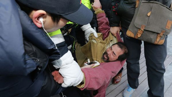 Security personnel detain Kim Ki-jong, a member of a pro-Korean unification group who attacked the US ambassador to South Korea Mark Lippert at a public forum, in central Seoul March 5, 2015 - Sputnik International