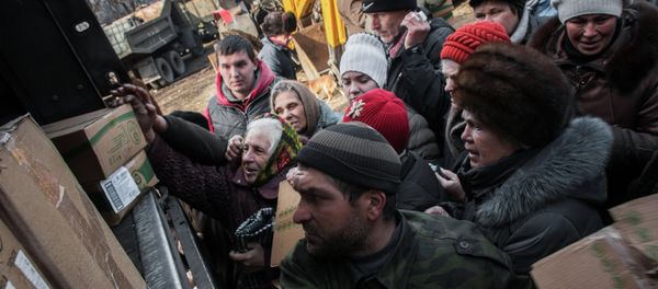 Debaltseve residents receive humanitarian aid from Donetsk People's Republic (DPR) militia Debaltseve residents receive humanitarian aid from Donetsk People's Republic (DPR) militia - Sputnik International