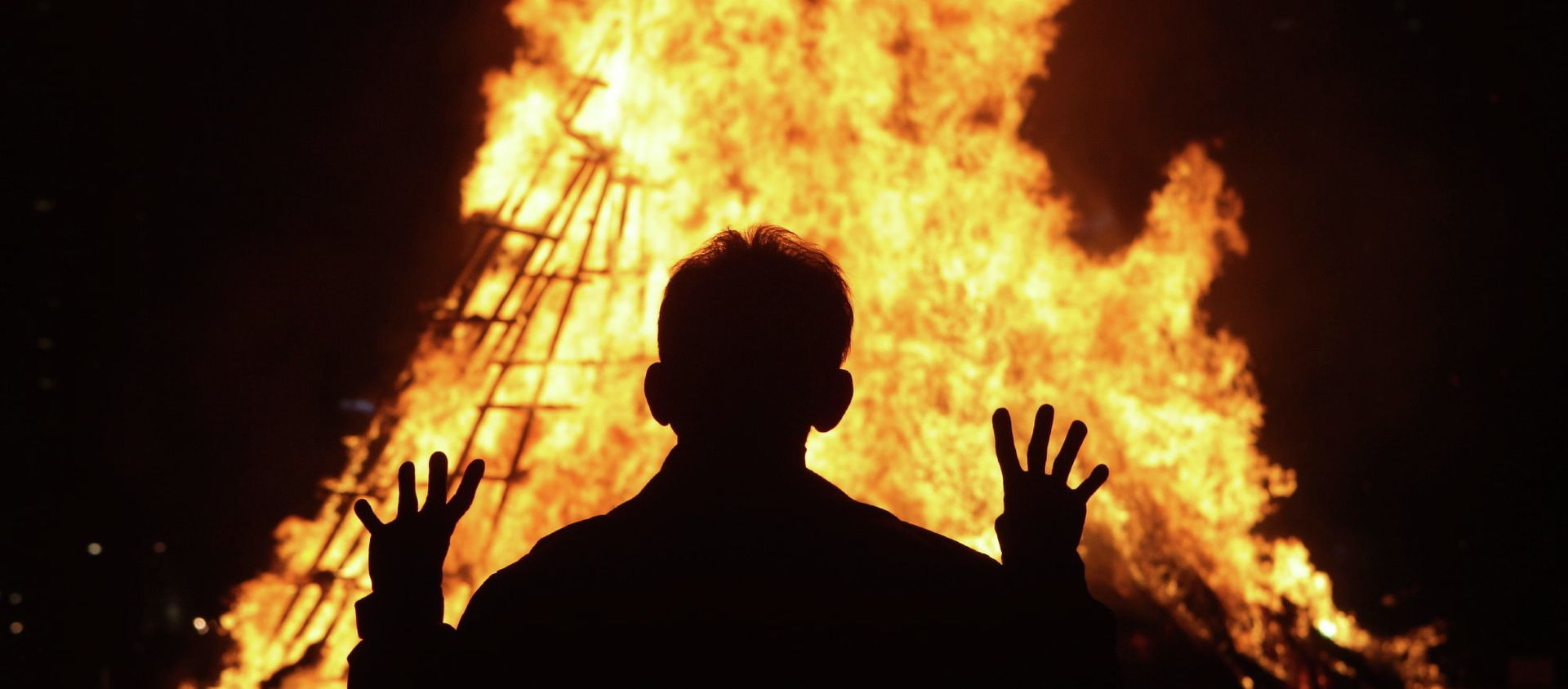 South Koreans gather around a bonfire during 'Jwibulnoli' a South Korean folk game on March 1, 2015 in Seoul, South Korea South Koreans gather around a bonfire during 'Jwibulnoli' a South Korean folk game on March 1, 2015 in Seoul, South Korea - Sputnik International, 1920, 02.01.2019