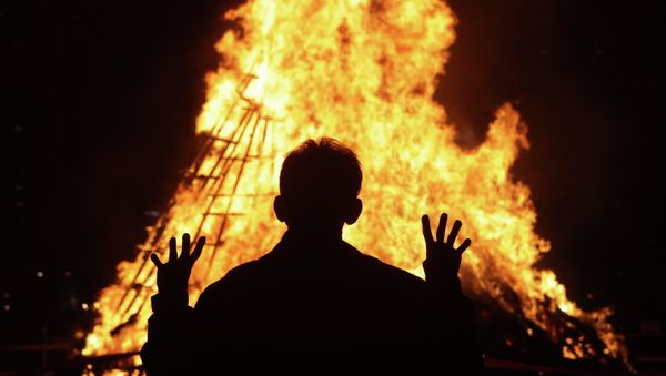 South Koreans gather around a bonfire during 'Jwibulnoli' a South Korean folk game on March 1, 2015 in Seoul, South Korea - Sputnik International