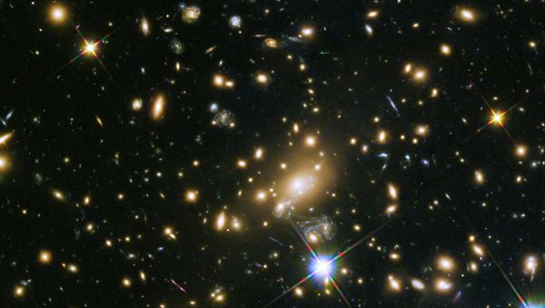 The galaxy cluster MACS J1149.5+223, whose light took over 5 billion years to reach us. - Sputnik International
