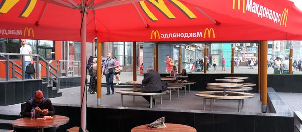 A senior Russian lawmaker has started a debate in the country's political circles by insisting that Russia should ban McDonald's and Coke in response to the extension of US sanctions. - Sputnik International
