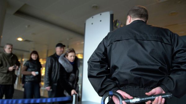 Checking passengers and luggage at Sheremetyevo airport - Sputnik International