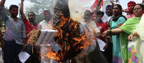 Activists of the Communists Party of India (CPI) burn an effigy representing the rapists convicted in the Dec. 16, 2012 gang rape in a moving bus in New Delhi, in Hyderabad, India. - Sputnik International
