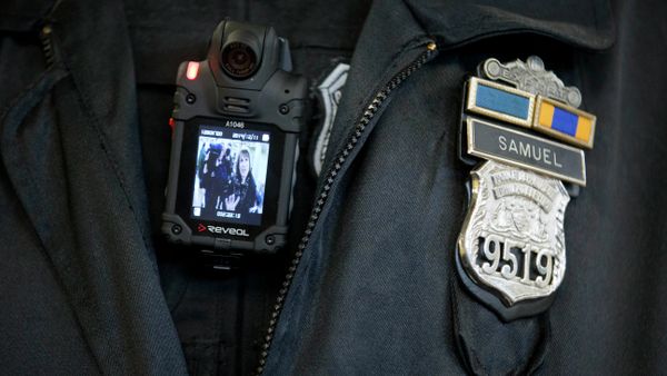 A Philadelphia Police officer demonstrates a body-worn camera A Philadelphia Police officer demonstrates a body-worn camera - Sputnik International