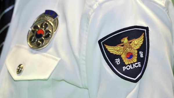 A logo of South Korean National Police Agency is seen on an arm of a policeman during a ceremony at a gymnasium in Seoul on February 15, 2012 - Sputnik International