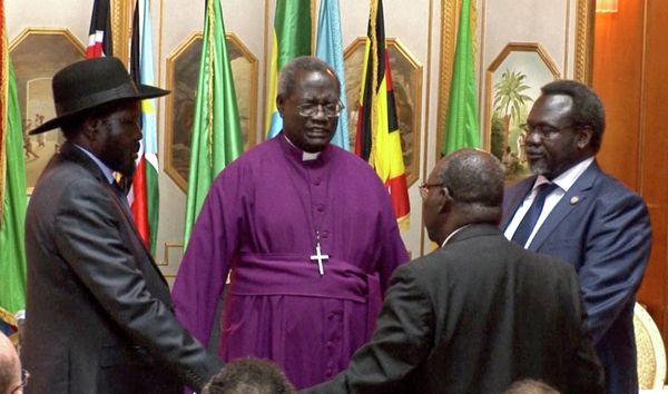South Sudan's President Salva Kiir, left, and rebel leader Riek Machar, right, shake hands and pray in May 2014. - Sputnik International
