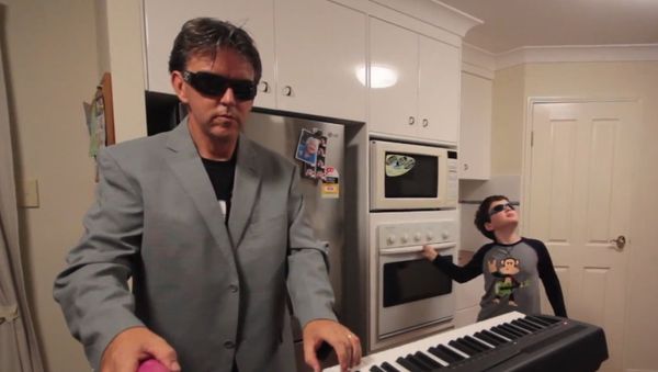 'When Mom Isn't Home' New Tune Goes Epic - Sputnik International