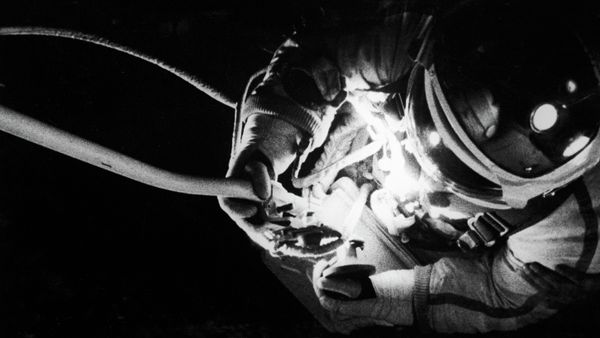Cosmonaut Alexei Leonov taking a space walk - Sputnik International