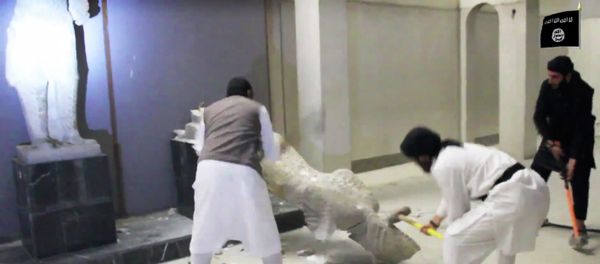 In this image made from video posted on a social media account affiliated with the Islamic State group on Thursday, Feb. 26, 2015, which has been verified and is consistent with other AP reporting, militants take sledgehammers to an ancient artifact in the Ninevah Museum in Mosul, Iraq. - Sputnik International