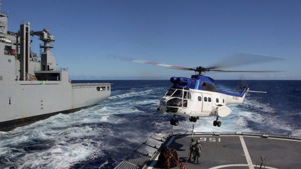 United States Navy Ship (USNS) Cesar Chavez's Super Puma helicopter, conducts a Vertical Replenishment between HMAS Toowoomba, during Operation Southern Indian Ocean, in search of missing Malaysia Airlines Flight MH370. - Sputnik International