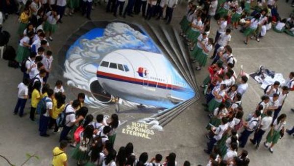 Students watch a three-dimensional graffiti as a way of sympathizing to the missing Malaysian Airlines flight MH370 at a school in Makati City, the Philippines - Sputnik International