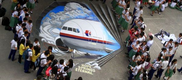 Students watch a three-dimensional graffiti as a way of sympathizing to the missing Malaysian Airlines flight MH370 at a school in Makati City, the Philippines Students watch a three-dimensional graffiti as a way of sympathizing to the missing Malaysian Airlines flight MH370 at a school in Makati City, the Philippines - Sputnik International