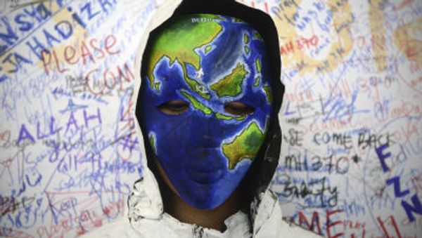 Аn unidentified woman wearing a mask depicting the flight of the missing Malaysia Airline, MH370, poses in front of the wall of hope at Kuala Lumpur International Airport in Sepang, Malaysia Аn unidentified woman wearing a mask depicting the flight of the missing Malaysia Airline, MH370, poses in front of the wall of hope at Kuala Lumpur International Airport in Sepang, Malaysia - Sputnik International