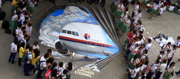 Students watch a three-dimensional graffiti as a way of sympathizing to the missing Malaysian Airlines flight MH370 at a school in Makati City, the Philippines Students watch a three-dimensional graffiti as a way of sympathizing to the missing Malaysian Airlines flight MH370 at a school in Makati City, the Philippines - Sputnik International