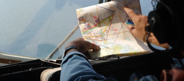 crew member checking a map during a search flight some 200 km over the southern Vietnamese waters off Vietnam's island Phu Quoc on March 11, 2014 as part of continued efforts aimed at finding traces of the missing Malaysia Airlines MH370 - Sputnik International