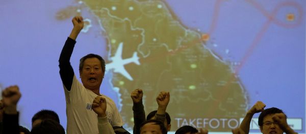 Relatives of Chinese passengers aboard the missing Malaysia Airlines, MH370, turn to journalists to shout their demands for answers after Malaysian government representatives left a briefing in Beijing, China - Sputnik International
