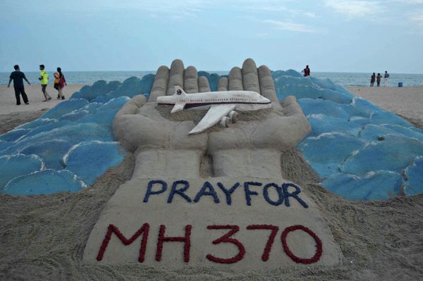 Sand sculpture made by Indian sand artist Sudersan Pattnaik with a message of prayers for the missing Malaysian Airlines flight MH370 - Sputnik International