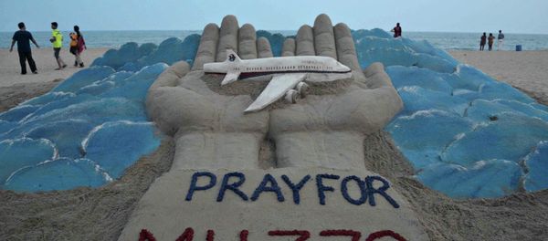 Sand sculpture made by Indian sand artist Sudersan Pattnaik with a message of prayers for the missing Malaysian Airlines flight MH370 - Sputnik International