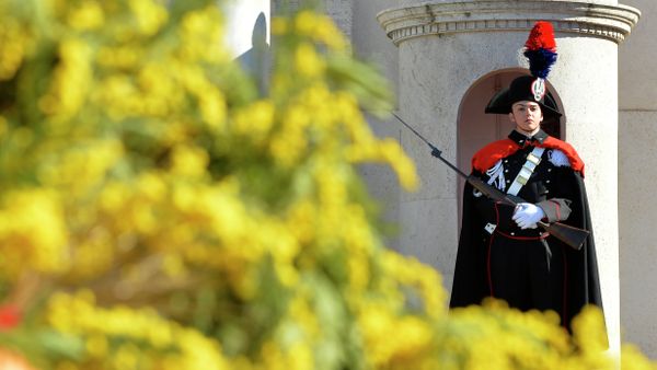 A female member of the Italian Presidential Honor Guard stands at the entrance of the Quirinale Palace, the Italian Presidential palace, decorated with yellow mimosa on the occasion of the International Women's day - Sputnik International