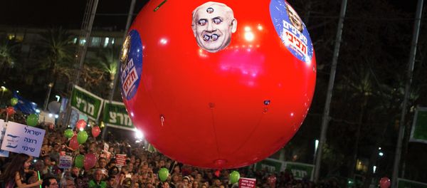 Israelis gather at a rally calling for a change of government and to replace Prime Minister Benjamin Netanyahu, at Rabin Square in Tel Aviv Israelis gather at a rally calling for a change of government and to replace Prime Minister Benjamin Netanyahu, at Rabin Square in Tel Aviv - Sputnik International