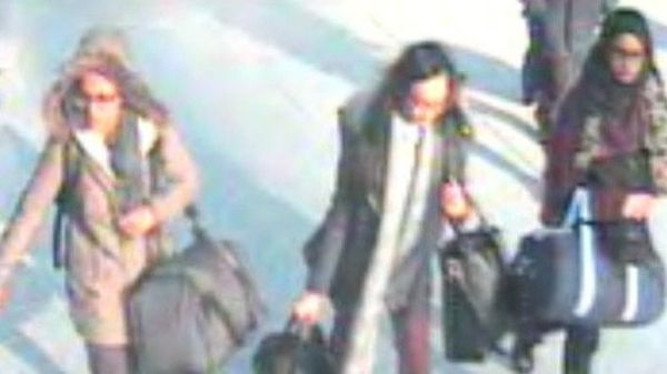 Kadiza Sultana, Shamima Begum and Amira Abase caught on security camera in London - Sputnik International
