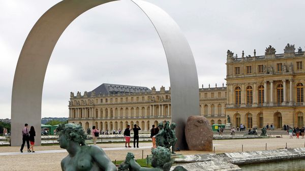 Visitors walking under The Arch of Versailles, a work of art by Korean artist Lee Ufan, displayed in the gardens of the Versailles Castle, west of Paris, France. Visitors walking under The Arch of Versailles, a work of art by Korean artist Lee Ufan, displayed in the gardens of the Versailles Castle, west of Paris, France. - Sputnik International